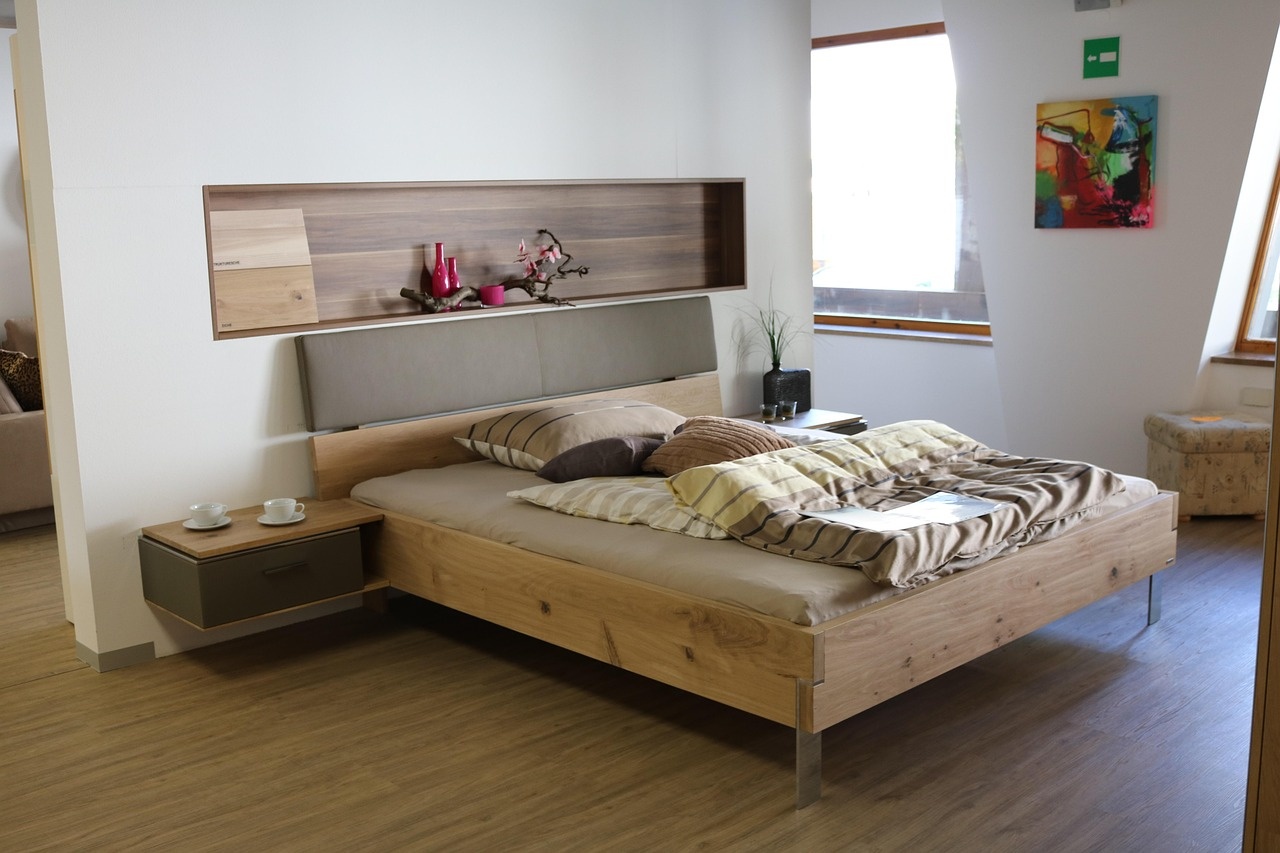 Light oak guest room with a recessed timber niche and composed hospitality tray